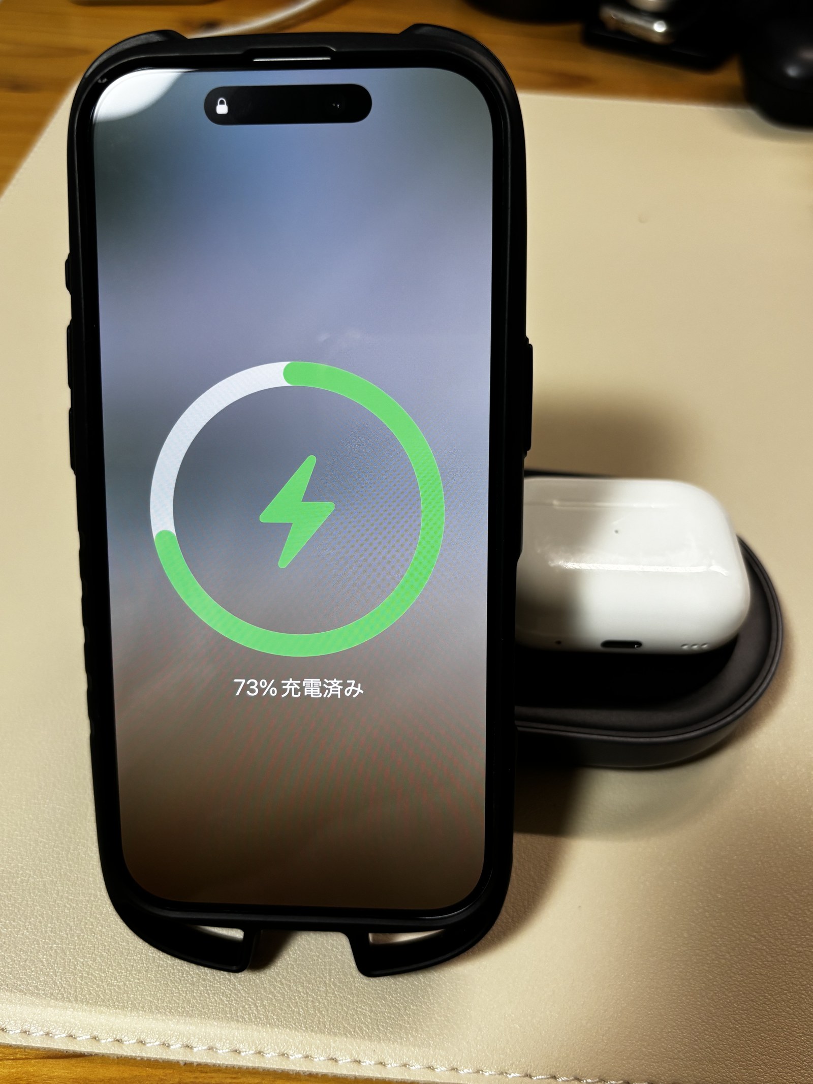 UGREEN Zapix 2in1でスマホとイヤホンを同時充電している状態