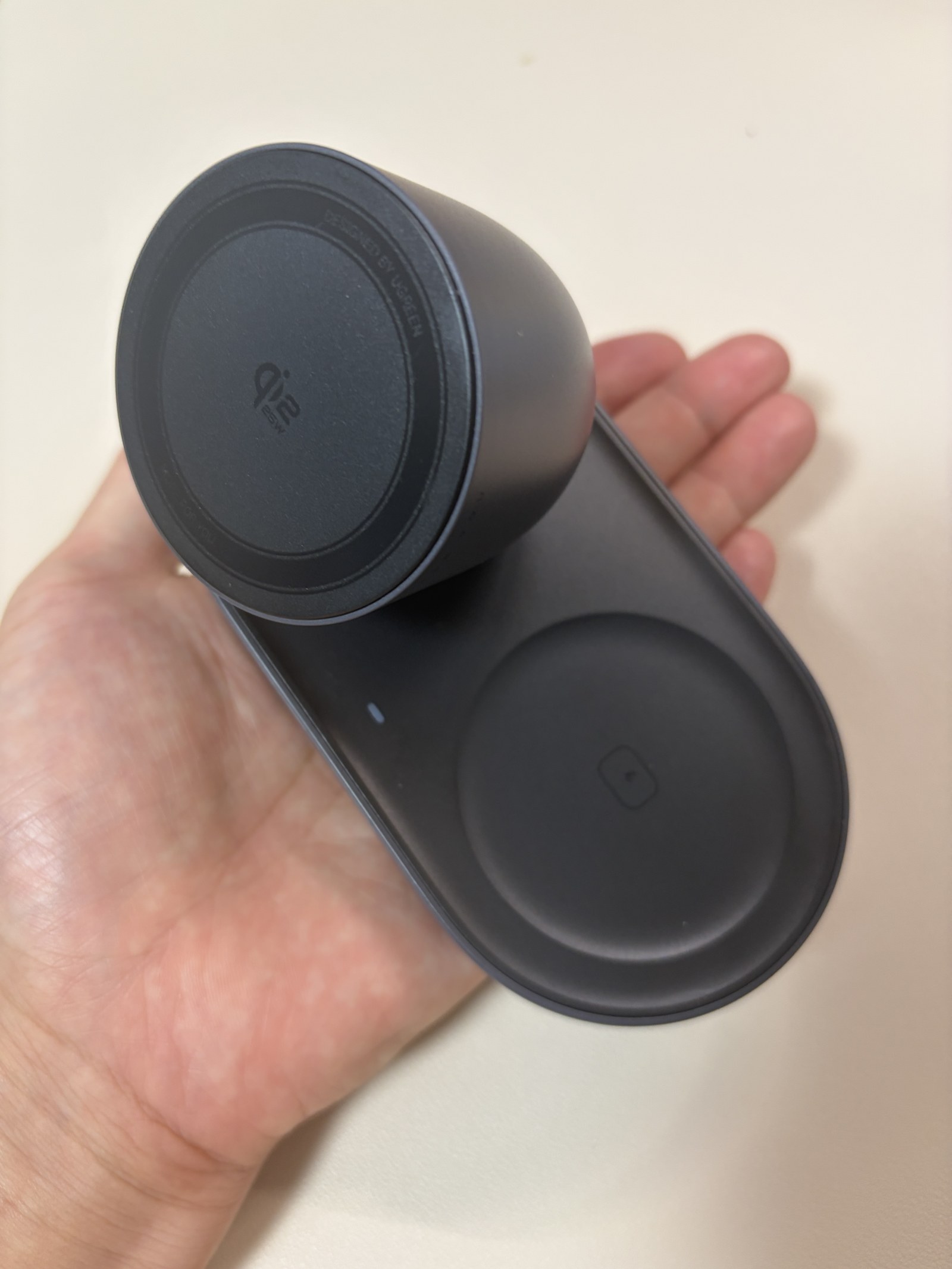 UGREEN Zapix 2in1を手のひらに載せたサイズ感