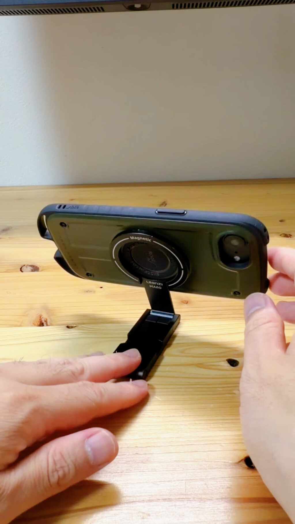 Ulanzi MA60でスマホを立てて固定した状態